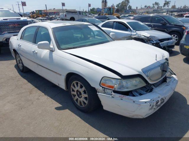  Salvage Lincoln Towncar