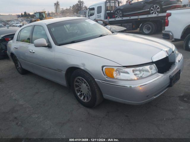  Salvage Lincoln Towncar