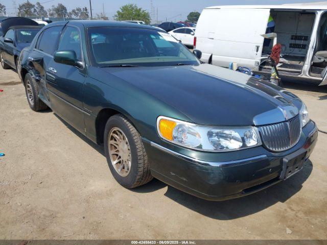  Salvage Lincoln Towncar