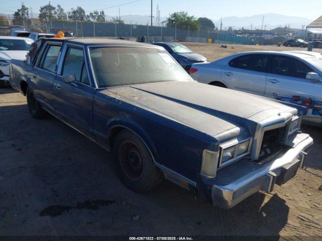  Salvage Lincoln Towncar