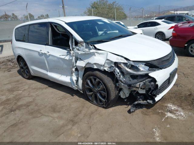 Salvage Chrysler Pacifica