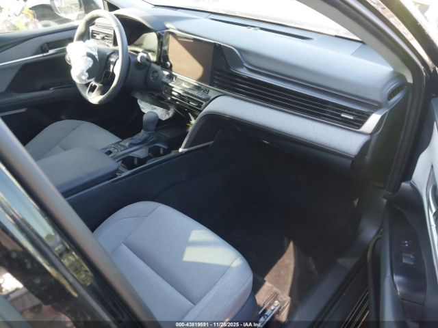 Toyota Camry Le Image 4