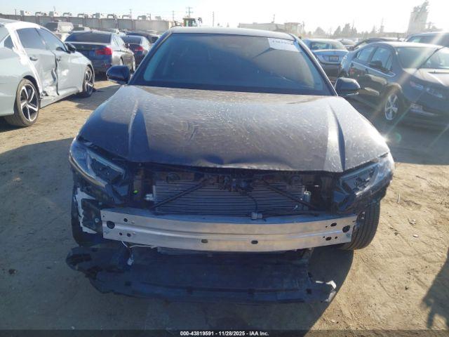 Toyota Camry Le Image 5