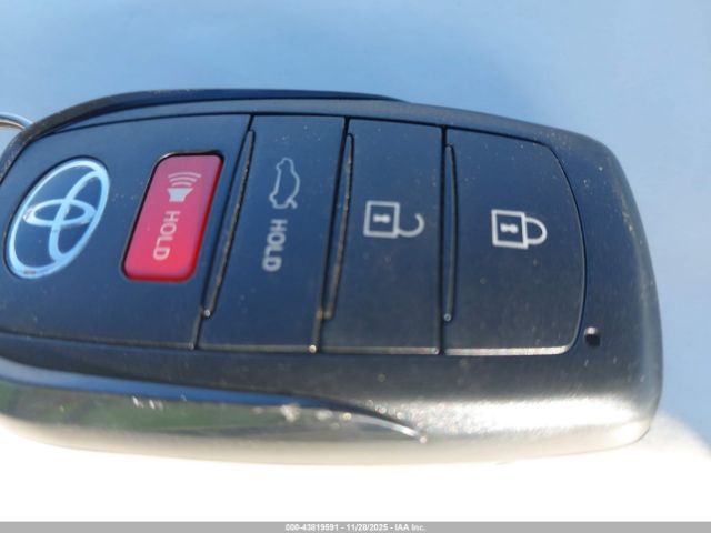 Toyota Camry Le Image 9