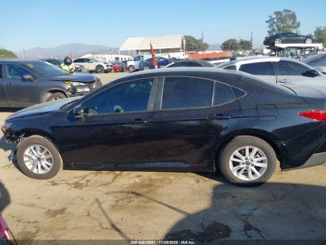 Toyota Camry Le Image 12