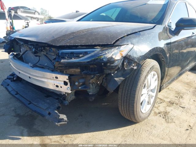 Toyota Camry Le Image 16