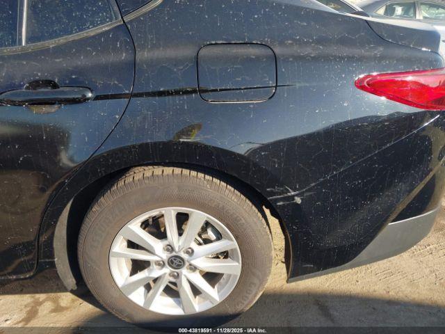 Toyota Camry Le Image 17