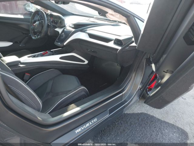 Lamborghini Revuelto Image 8