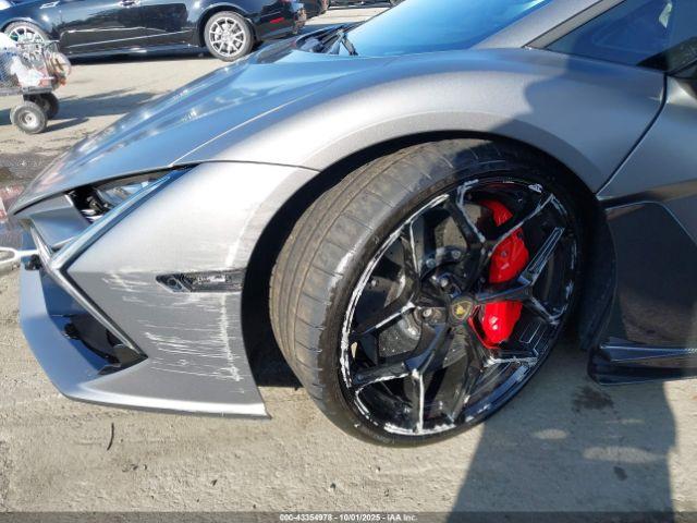 Lamborghini Revuelto Image 9