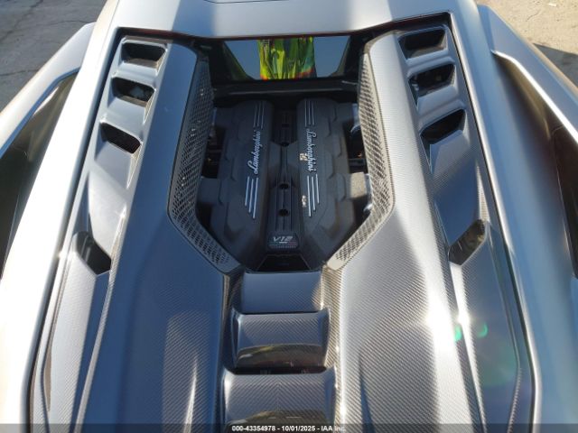 Lamborghini Revuelto Image 14
