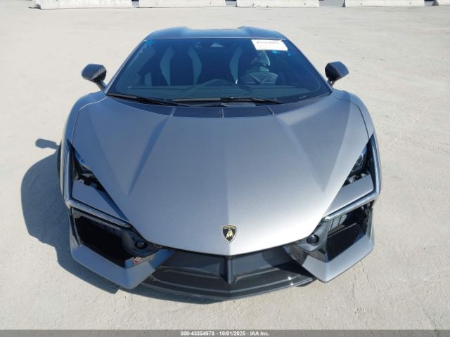 Lamborghini Revuelto Image 18