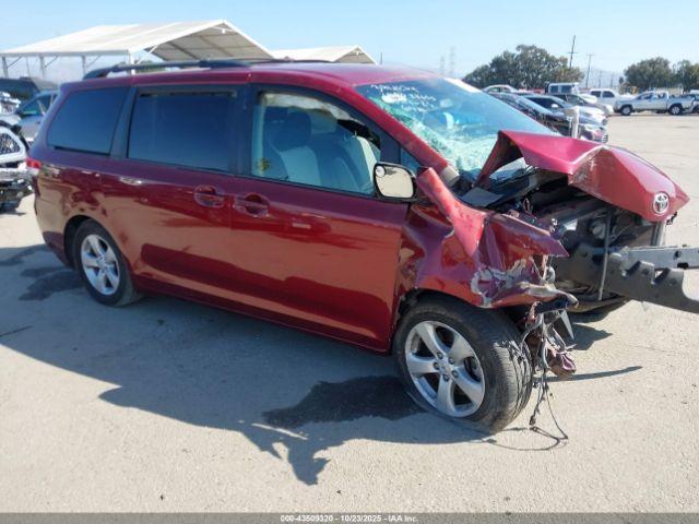  Salvage Toyota Sienna