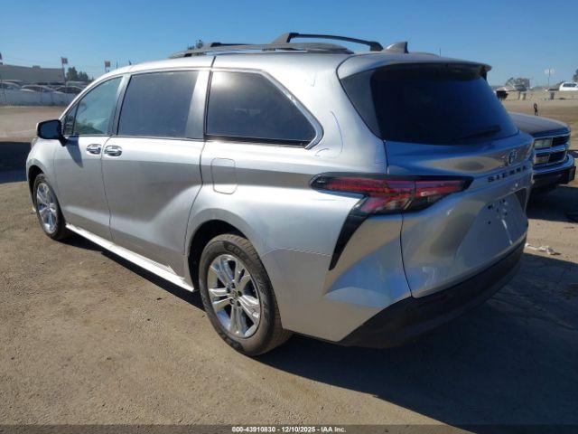 Toyota Sienna Xle Image 2