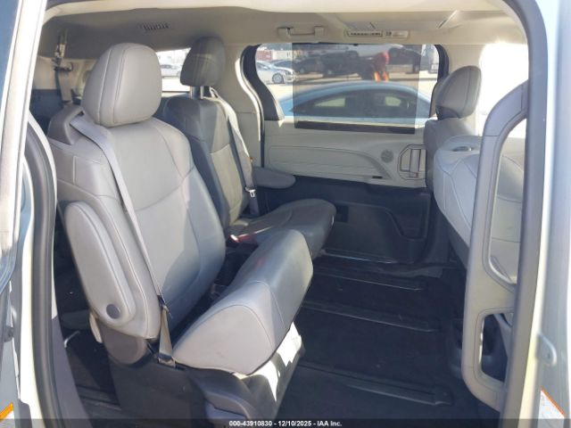 Toyota Sienna Xle Image 6