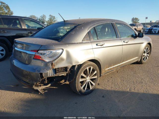 Chrysler 200 Limited Image 8