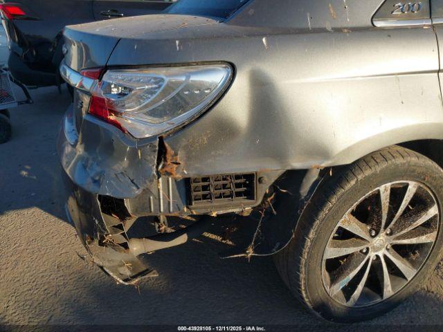 Chrysler 200 Limited Image 9