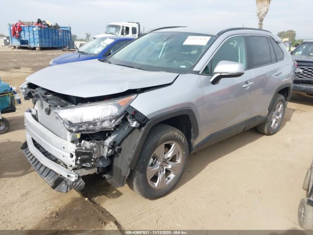 Toyota RAV4 Xle Image 3