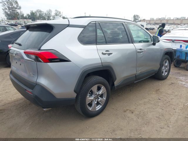 Toyota RAV4 Xle Image 4