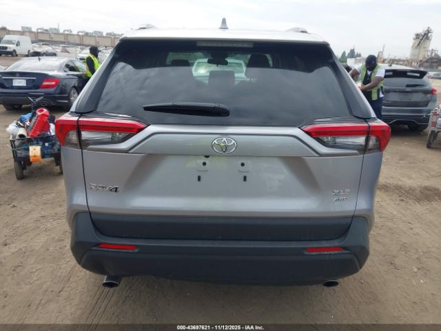 Toyota RAV4 Xle Image 11