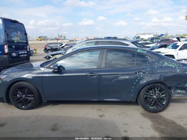 Toyota Camry Se Image 7