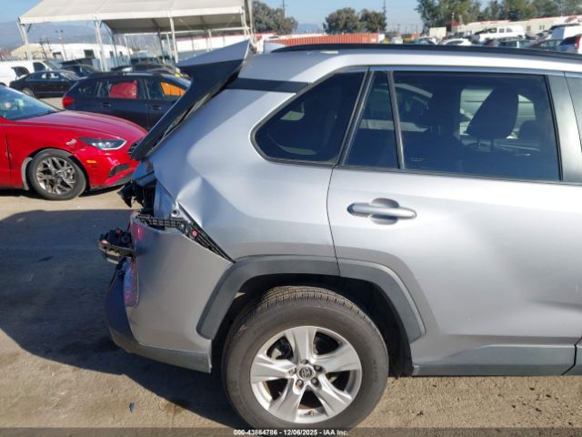 Toyota RAV4 Xle Image 3