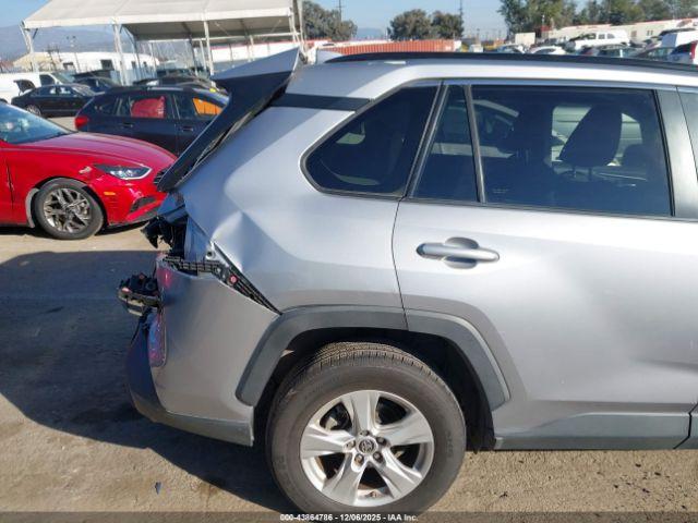 Toyota RAV4 Xle Image 3