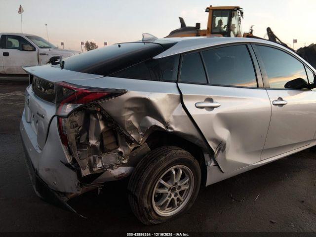 Toyota Prius Two Image 6