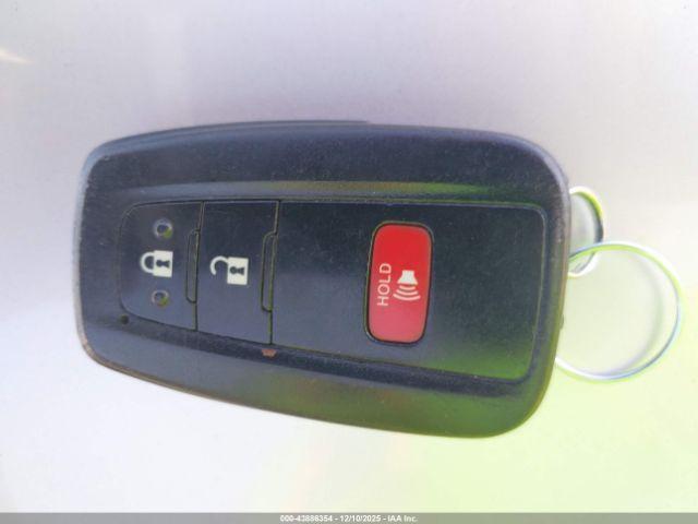 Toyota Prius Two Image 5