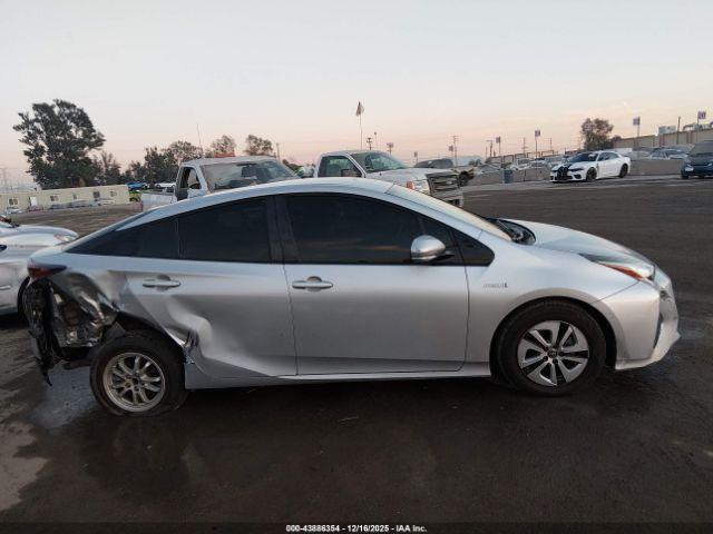Toyota Prius Two Image 17