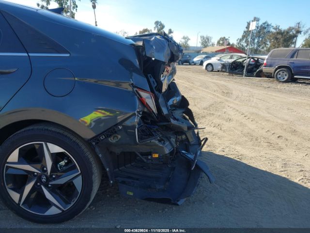 Hyundai ELANTRA Limited Image 12