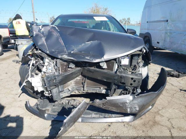 Toyota Camry Le Image 6