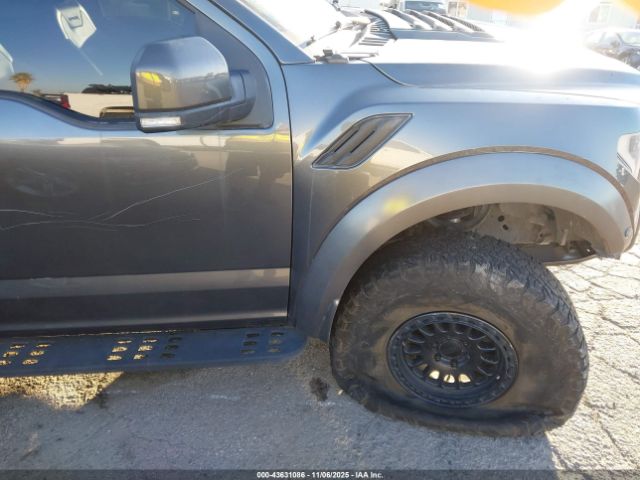 Ford F-150 Raptor Image 15