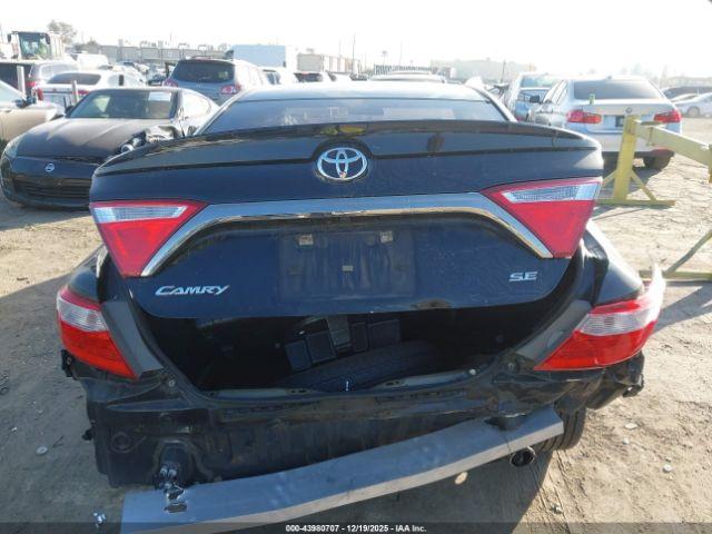 Toyota Camry Se Image 11