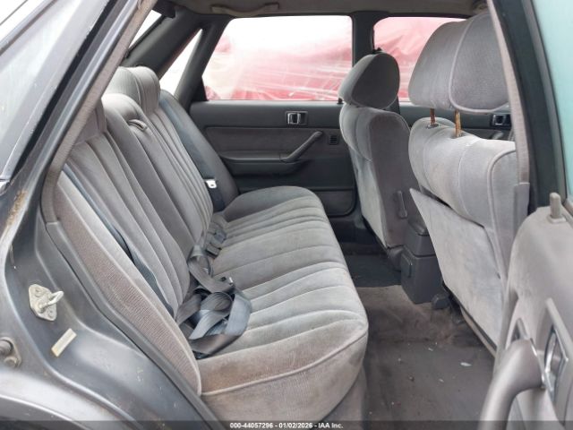 Toyota Camry Le Image 10