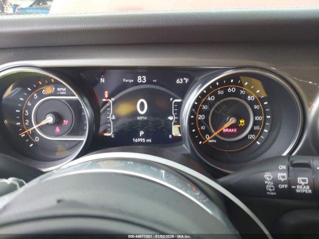 Jeep Wrangler 4-door Sahara 4x4 Image 10