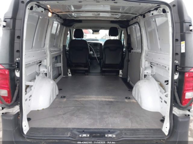 Mercedes-Benz Metris Image 11