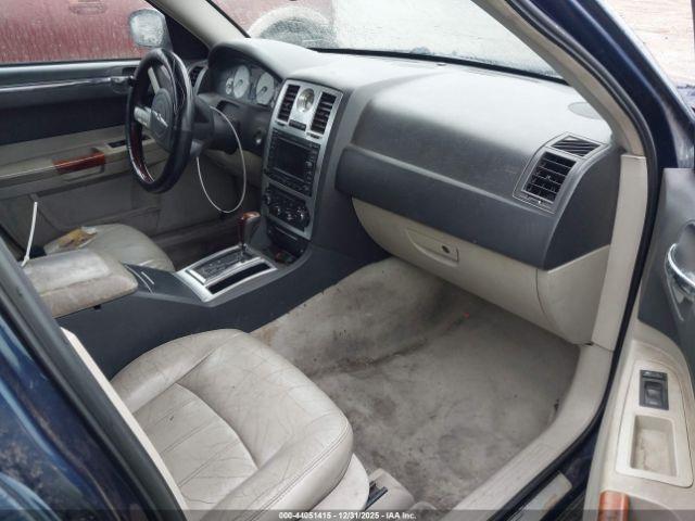 Chrysler 300c Image 8