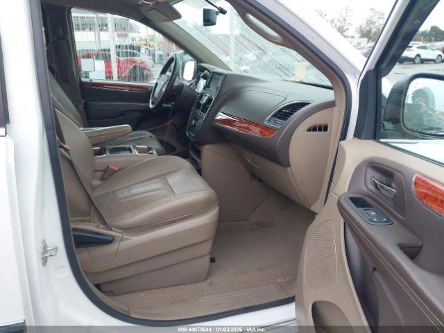 Chrysler Town & Country Touring Image 11