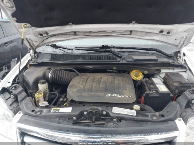 Chrysler Town & Country Touring Image 5