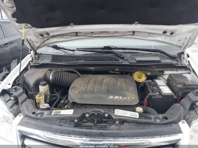 Chrysler Town & Country Touring Image 5