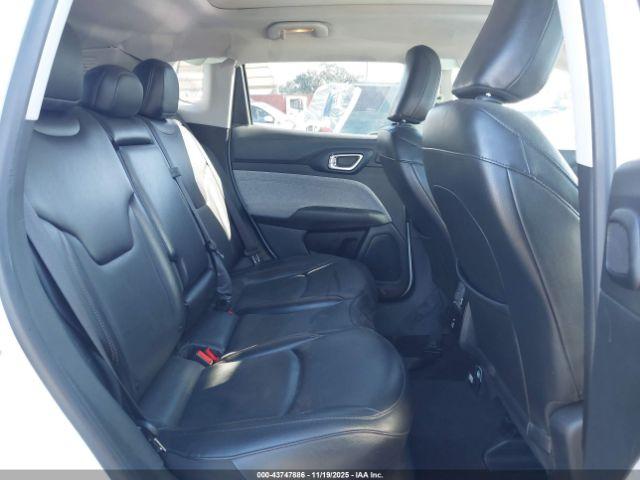 Jeep Compass Latitude Lux 4x4 Image 11