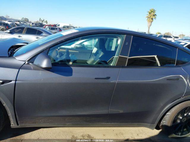 Tesla Model Y Long Range Dual Motor All-wheel Drive Image 10