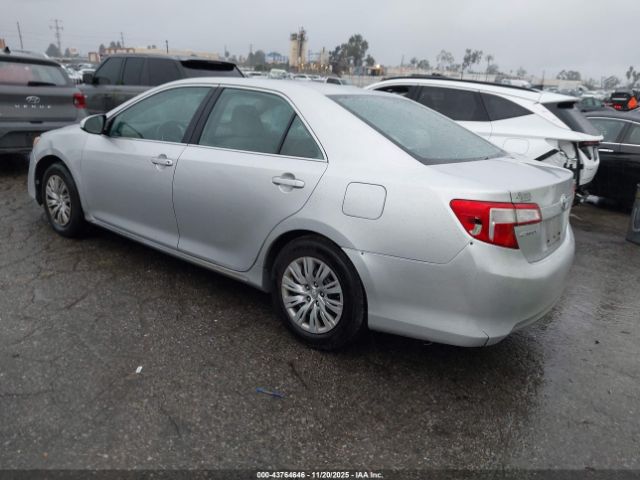 Toyota Camry Le Image 5