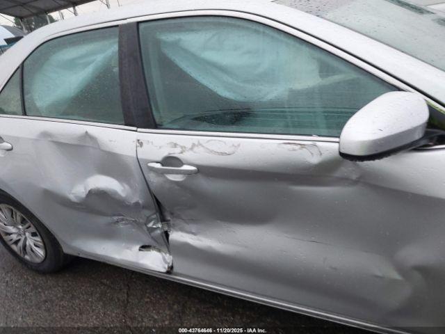 Toyota Camry Le Image 3