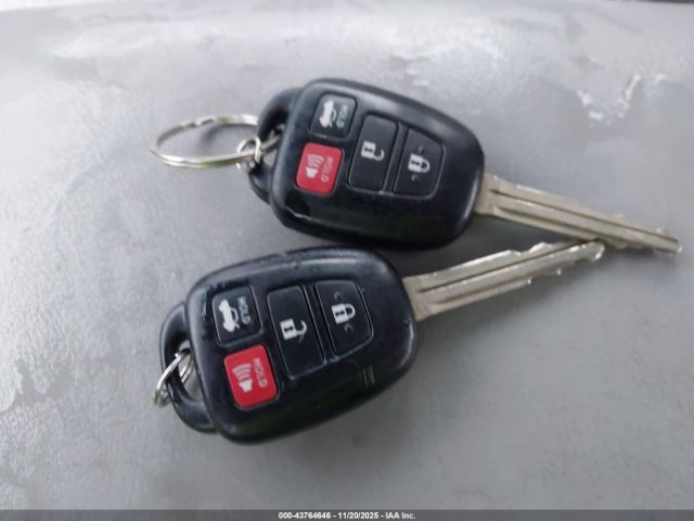 Toyota Camry Le Image 10