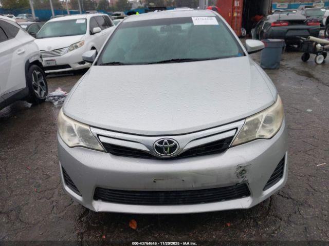 Toyota Camry Le Image 8