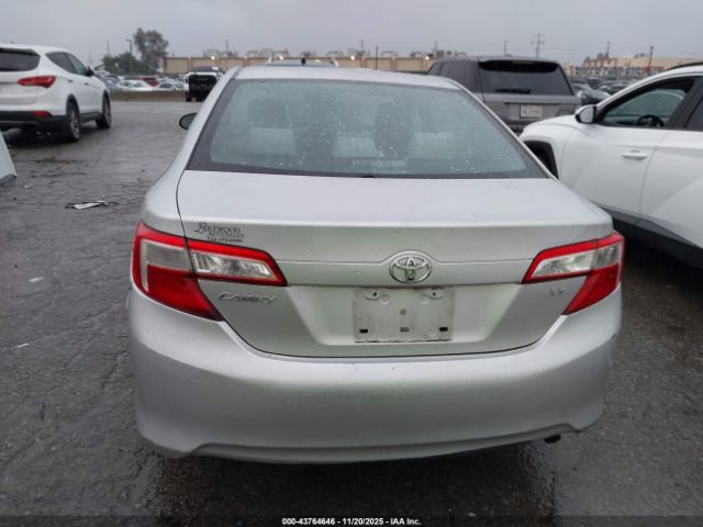 Toyota Camry Le Image 9