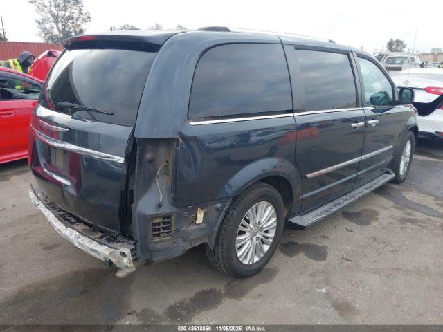 Chrysler Town & Country Limited Image 20