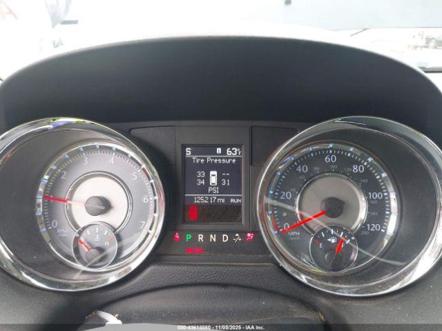 Chrysler Town & Country Limited Image 3