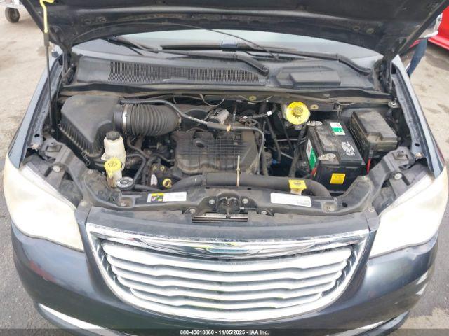 Chrysler Town & Country Limited Image 8